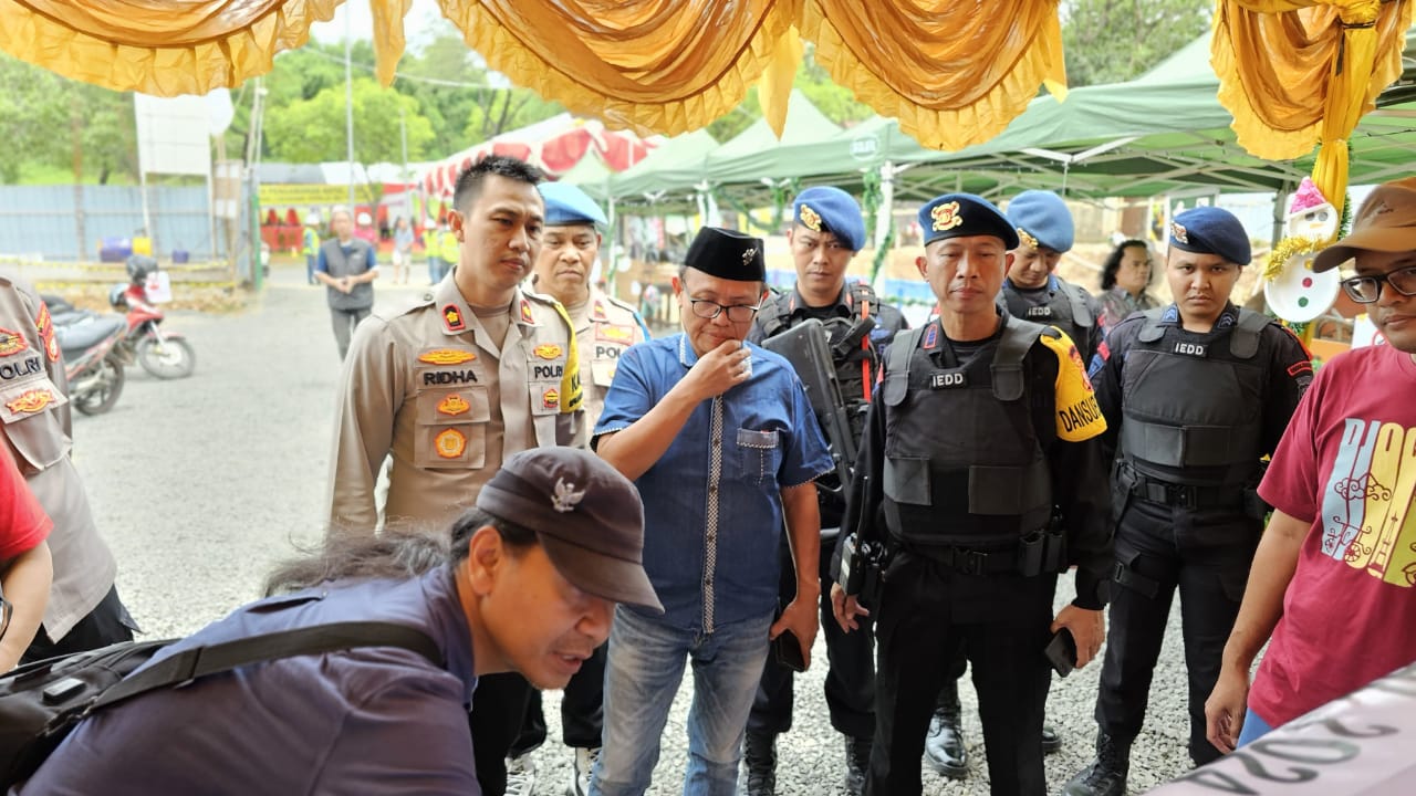 Kapolsek Cikarang Selatan Dampingi Tim Asistensi SDM Mabes Polri di Pos Pengamanan Gereja Paroki Ibu Teresa