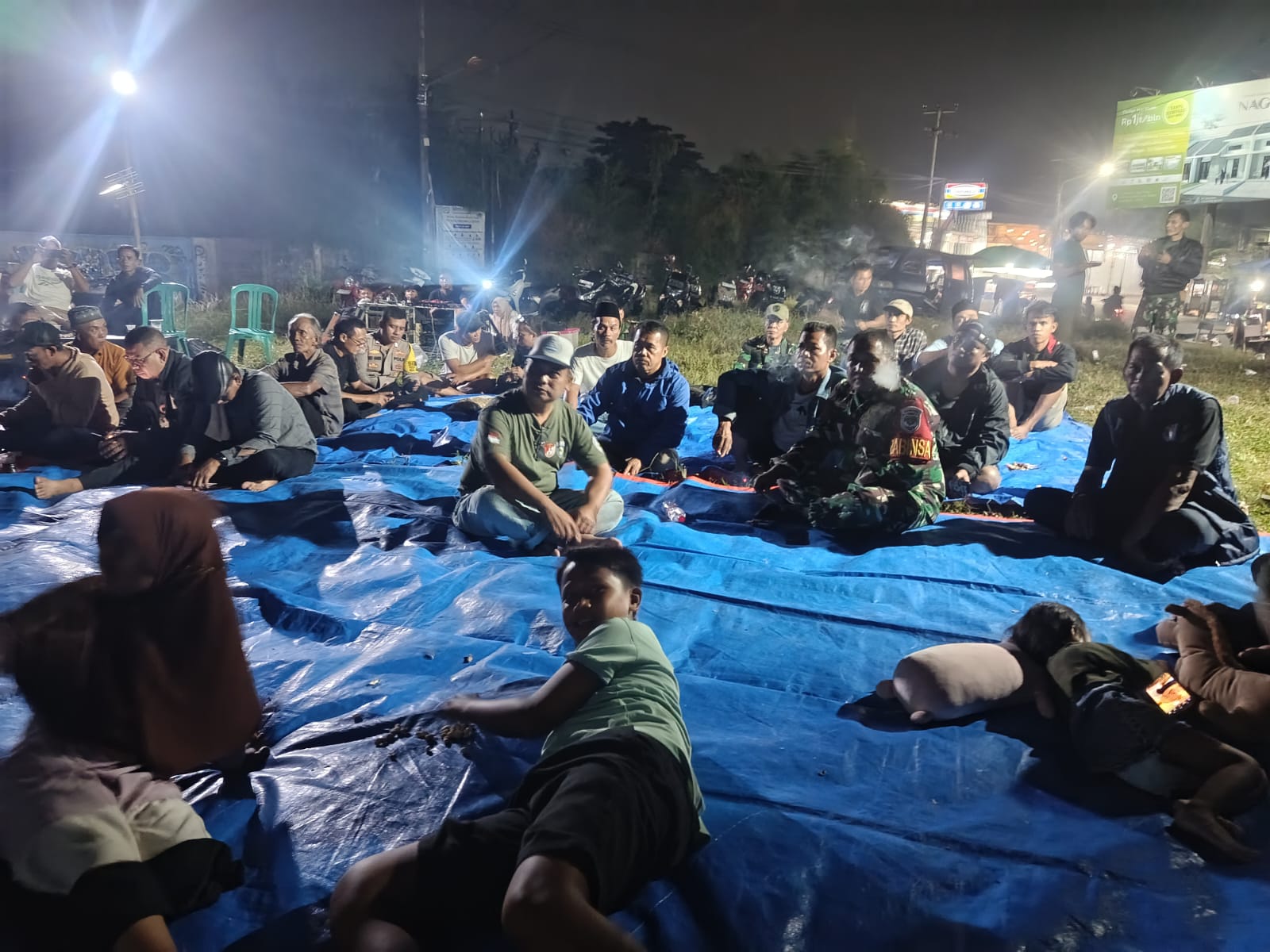 Babinsa Koramil 12 Serang Baru Gelar Nobar Bola Di Desa Jayamulya